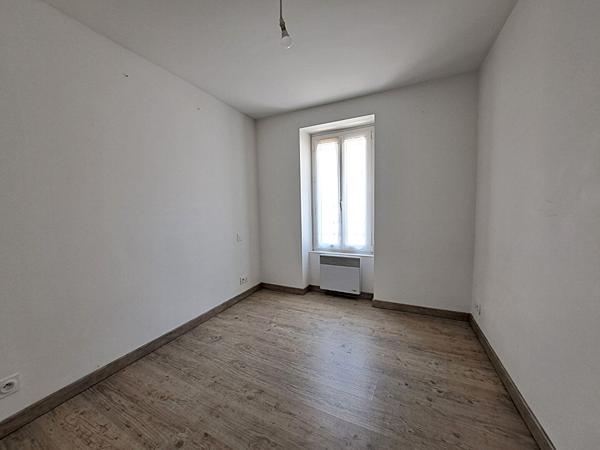 Local commercial plus un appartement de 125m² environ.