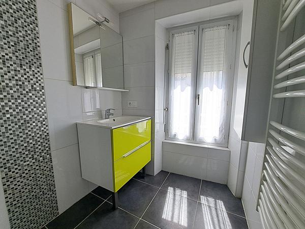 Local commercial plus un appartement de 125m² environ.