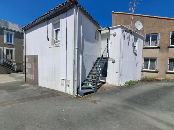 Local commercial plus un appartement de 125m² environ.