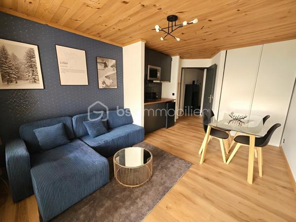 Valérie LARRIER vous propose EN EXCLUSIVITÉ ce charmant studio rénové, chaleureux et parfaitement agencé, idéal pour profiter de la montagne en toute saison ou pour un investissement locatif.

Les atouts du bien :

Proximité des pistes de ski
Séjour lumineux avec kitchenette
Coin montagne avec lits superposés comprenant 1 lit double + 1 lit simple
Belle terrasse de 12 m², idéale pour profiter des beaux jours
♿ Accessible PMR
Casier à skis
Résidence avec ascenseur
Place de parking privative extérieure

Charges de copropriété : 2 050 € / an, comprenant l’eau et l’électricité
Taxe foncière : 650 € / an environ

Un pied-à-terre idéal pour les amoureux de la montagne, avec un véritable potentiel pour un usage personnel ou de la location saisonnière.

À découvrir sans tarder !