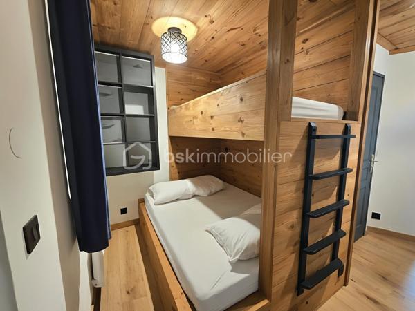 Valérie LARRIER vous propose EN EXCLUSIVITÉ ce charmant studio rénové, chaleureux et parfaitement agencé, idéal pour profiter de la montagne en toute saison ou pour un investissement locatif.

Les atouts du bien :

Proximité des pistes de ski
Séjour lumineux avec kitchenette
Coin montagne avec lits superposés comprenant 1 lit double + 1 lit simple
Belle terrasse de 12 m², idéale pour profiter des beaux jours
♿ Accessible PMR
Casier à skis
Résidence avec ascenseur
Place de parking privative extérieure

Charges de copropriété : 2 050 € / an, comprenant l’eau et l’électricité
Taxe foncière : 650 € / an environ

Un pied-à-terre idéal pour les amoureux de la montagne, avec un véritable potentiel pour un usage personnel ou de la location saisonnière.

À découvrir sans tarder !