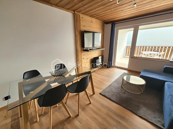 Valérie LARRIER vous propose EN EXCLUSIVITÉ ce charmant studio rénové, chaleureux et parfaitement agencé, idéal pour profiter de la montagne en toute saison ou pour un investissement locatif.

Les atouts du bien :

Proximité des pistes de ski
Séjour lumineux avec kitchenette
Coin montagne avec lits superposés comprenant 1 lit double + 1 lit simple
Belle terrasse de 12 m², idéale pour profiter des beaux jours
♿ Accessible PMR
Casier à skis
Résidence avec ascenseur
Place de parking privative extérieure

Charges de copropriété : 2 050 € / an, comprenant l’eau et l’électricité
Taxe foncière : 650 € / an environ

Un pied-à-terre idéal pour les amoureux de la montagne, avec un véritable potentiel pour un usage personnel ou de la location saisonnière.

À découvrir sans tarder !