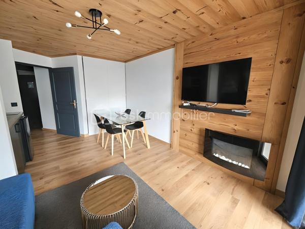 Valérie LARRIER vous propose EN EXCLUSIVITÉ ce charmant studio rénové, chaleureux et parfaitement agencé, idéal pour profiter de la montagne en toute saison ou pour un investissement locatif.

Les atouts du bien :

Proximité des pistes de ski
Séjour lumineux avec kitchenette
Coin montagne avec lits superposés comprenant 1 lit double + 1 lit simple
Belle terrasse de 12 m², idéale pour profiter des beaux jours
♿ Accessible PMR
Casier à skis
Résidence avec ascenseur
Place de parking privative extérieure

Charges de copropriété : 2 050 € / an, comprenant l’eau et l’électricité
Taxe foncière : 650 € / an environ

Un pied-à-terre idéal pour les amoureux de la montagne, avec un véritable potentiel pour un usage personnel ou de la location saisonnière.

À découvrir sans tarder !