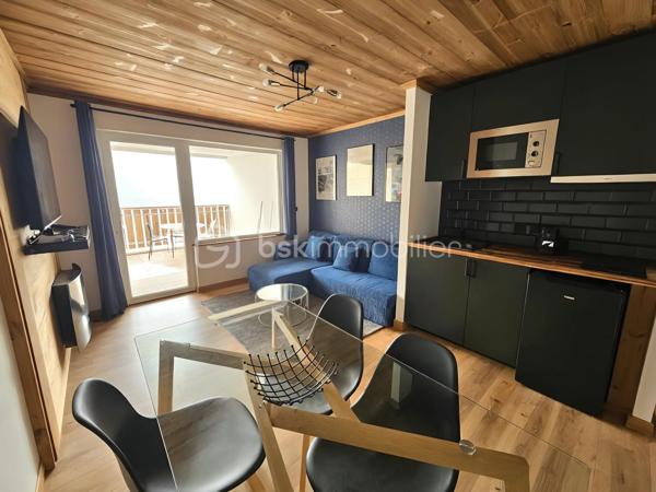 Valérie LARRIER vous propose EN EXCLUSIVITÉ ce charmant studio rénové, chaleureux et parfaitement agencé, idéal pour profiter de la montagne en toute saison ou pour un investissement locatif.

Les atouts du bien :

Proximité des pistes de ski
Séjour lumineux avec kitchenette
Coin montagne avec lits superposés comprenant 1 lit double + 1 lit simple
Belle terrasse de 12 m², idéale pour profiter des beaux jours
♿ Accessible PMR
Casier à skis
Résidence avec ascenseur
Place de parking privative extérieure

Charges de copropriété : 2 050 € / an, comprenant l’eau et l’électricité
Taxe foncière : 650 € / an environ

Un pied-à-terre idéal pour les amoureux de la montagne, avec un véritable potentiel pour un usage personnel ou de la location saisonnière.

À découvrir sans tarder !