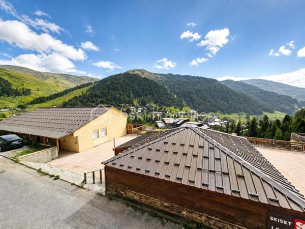 Valérie LARRIER vous propose EN EXCLUSIVITÉ ce charmant studio rénové, chaleureux et parfaitement agencé, idéal pour profiter de la montagne en toute saison ou pour un investissement locatif.

Les atouts du bien :

Proximité des pistes de ski
Séjour lumineux avec kitchenette
Coin montagne avec lits superposés comprenant 1 lit double + 1 lit simple
Belle terrasse de 12 m², idéale pour profiter des beaux jours
♿ Accessible PMR
Casier à skis
Résidence avec ascenseur
Place de parking privative extérieure

Charges de copropriété : 2 050 € / an, comprenant l’eau et l’électricité
Taxe foncière : 650 € / an environ

Un pied-à-terre idéal pour les amoureux de la montagne, avec un véritable potentiel pour un usage personnel ou de la location saisonnière.

À découvrir sans tarder !