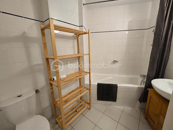 Valérie LARRIER vous propose EN EXCLUSIVITÉ ce charmant studio rénové, chaleureux et parfaitement agencé, idéal pour profiter de la montagne en toute saison ou pour un investissement locatif.

Les atouts du bien :

Proximité des pistes de ski
Séjour lumineux avec kitchenette
Coin montagne avec lits superposés comprenant 1 lit double + 1 lit simple
Belle terrasse de 12 m², idéale pour profiter des beaux jours
♿ Accessible PMR
Casier à skis
Résidence avec ascenseur
Place de parking privative extérieure

Charges de copropriété : 2 050 € / an, comprenant l’eau et l’électricité
Taxe foncière : 650 € / an environ

Un pied-à-terre idéal pour les amoureux de la montagne, avec un véritable potentiel pour un usage personnel ou de la location saisonnière.

À découvrir sans tarder !