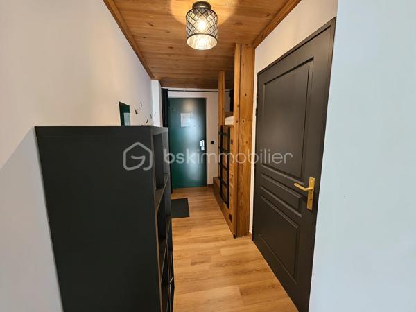 Valérie LARRIER vous propose EN EXCLUSIVITÉ ce charmant studio rénové, chaleureux et parfaitement agencé, idéal pour profiter de la montagne en toute saison ou pour un investissement locatif.

Les atouts du bien :

Proximité des pistes de ski
Séjour lumineux avec kitchenette
Coin montagne avec lits superposés comprenant 1 lit double + 1 lit simple
Belle terrasse de 12 m², idéale pour profiter des beaux jours
♿ Accessible PMR
Casier à skis
Résidence avec ascenseur
Place de parking privative extérieure

Charges de copropriété : 2 050 € / an, comprenant l’eau et l’électricité
Taxe foncière : 650 € / an environ

Un pied-à-terre idéal pour les amoureux de la montagne, avec un véritable potentiel pour un usage personnel ou de la location saisonnière.

À découvrir sans tarder !