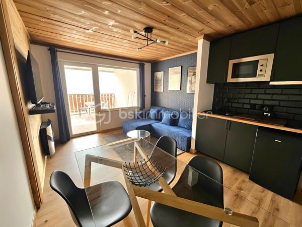Valérie LARRIER vous propose EN EXCLUSIVITÉ ce charmant studio rénové, chaleureux et parfaitement agencé, idéal pour profiter de la montagne en toute saison ou pour un investissement locatif.

Les atouts du bien :

Proximité des pistes de ski
Séjour lumineux avec kitchenette
Coin montagne avec lits superposés comprenant 1 lit double + 1 lit simple
Belle terrasse de 12 m², idéale pour profiter des beaux jours
♿ Accessible PMR
Casier à skis
Résidence avec ascenseur
Place de parking privative extérieure

Charges de copropriété : 2 050 € / an, comprenant l’eau et l’électricité
Taxe foncière : 650 € / an environ

Un pied-à-terre idéal pour les amoureux de la montagne, avec un véritable potentiel pour un usage personnel ou de la location saisonnière.

À découvrir sans tarder !