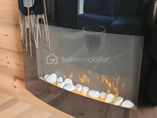 Valérie LARRIER vous propose EN EXCLUSIVITÉ ce charmant studio rénové, chaleureux et parfaitement agencé, idéal pour profiter de la montagne en toute saison ou pour un investissement locatif.

Les atouts du bien :

Proximité des pistes de ski
Séjour lumineux avec kitchenette
Coin montagne avec lits superposés comprenant 1 lit double + 1 lit simple
Belle terrasse de 12 m², idéale pour profiter des beaux jours
♿ Accessible PMR
Casier à skis
Résidence avec ascenseur
Place de parking privative extérieure

Charges de copropriété : 2 050 € / an, comprenant l’eau et l’électricité
Taxe foncière : 650 € / an environ

Un pied-à-terre idéal pour les amoureux de la montagne, avec un véritable potentiel pour un usage personnel ou de la location saisonnière.

À découvrir sans tarder !