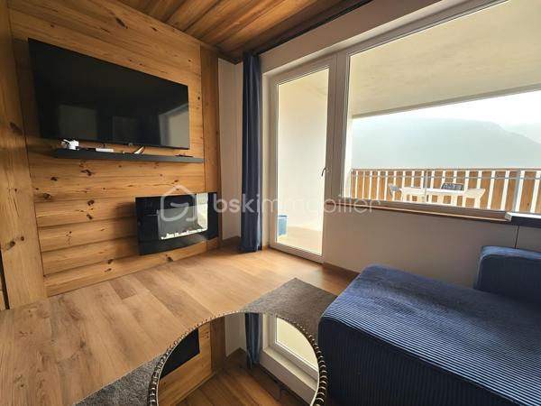 Valérie LARRIER vous propose EN EXCLUSIVITÉ ce charmant studio rénové, chaleureux et parfaitement agencé, idéal pour profiter de la montagne en toute saison ou pour un investissement locatif.

Les atouts du bien :

Proximité des pistes de ski
Séjour lumineux avec kitchenette
Coin montagne avec lits superposés comprenant 1 lit double + 1 lit simple
Belle terrasse de 12 m², idéale pour profiter des beaux jours
♿ Accessible PMR
Casier à skis
Résidence avec ascenseur
Place de parking privative extérieure

Charges de copropriété : 2 050 € / an, comprenant l’eau et l’électricité
Taxe foncière : 650 € / an environ

Un pied-à-terre idéal pour les amoureux de la montagne, avec un véritable potentiel pour un usage personnel ou de la location saisonnière.

À découvrir sans tarder !