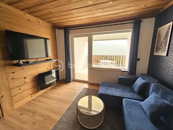Valérie LARRIER vous propose EN EXCLUSIVITÉ ce charmant studio rénové, chaleureux et parfaitement agencé, idéal pour profiter de la montagne en toute saison ou pour un investissement locatif.

Les atouts du bien :

Proximité des pistes de ski
Séjour lumineux avec kitchenette
Coin montagne avec lits superposés comprenant 1 lit double + 1 lit simple
Belle terrasse de 12 m², idéale pour profiter des beaux jours
♿ Accessible PMR
Casier à skis
Résidence avec ascenseur
Place de parking privative extérieure

Charges de copropriété : 2 050 € / an, comprenant l’eau et l’électricité
Taxe foncière : 650 € / an environ

Un pied-à-terre idéal pour les amoureux de la montagne, avec un véritable potentiel pour un usage personnel ou de la location saisonnière.

À découvrir sans tarder !