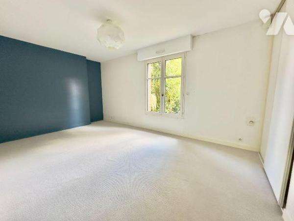 SEULEMENT AU SEIN DE L'ÉTUDE TRENTE CINQ NOTAIRES ! VOTRE NOTAIRE DE VERN SUR SEICHE ! NOUVEAUT...