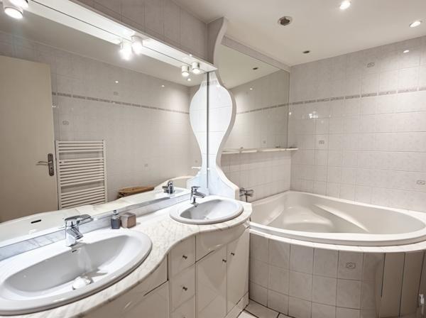 Maison
         4 pièces
        - 95 m² 220 000 € *