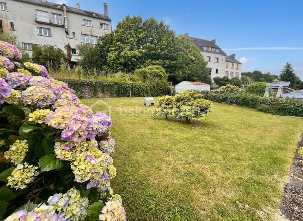 EXCLUSIVITE Châteaulin
Maison familiale 4 chambres avec jardin et garage, idéale pour une vie de quartier confortable.

Dans un environnement calme et recherché, à deux pas des écoles, commerces, transports (bus/SNCF) et services de santé, cette maison soignée et fonctionnelle vous séduira par ses volumes et sa luminosité.

Au rez-de-chaussée, vous découvrez une entrée, une belle pièce de vie (salle et salon) baignée de lumière avec cheminée, une cuisine aménagée et équipée, un cellier, un WC ainsi qu’une véranda donnant sur le jardin, parfaite pour profiter des extérieurs en toute saison.

À l’étage, un palier dessert quatre chambres, ainsi qu’une salle de bains avec WC (sanibroyeur). Combles aménageables avec une belle hauteur sous charpente offre des possibilités d'aménagements supplémentaires. 

Côté extérieur, vous bénéficiez d’un jardin agréable et d’un garage de 25 m², parfait pour stationner, bricoler ou stocker. Deux places de stationnement complètent le bien sur la propriété.

Ses caractéristiques techniques : 
- menuiseries en pvc double vitrage avec volets roulants 
- chauffage gaz de ville
- assainissement collectif
- charpente est excellent état

Un bien clé en main, alliant confort, praticité et qualité de vie.

Contactez-moi dès maintenant pour organiser une visite.