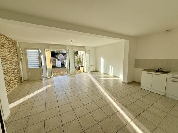 Maison récente avec jardinet et 2 chambres