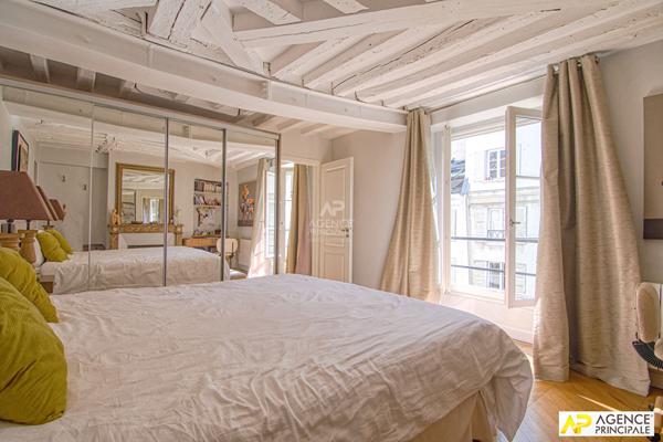 Paris 7ème rue du Bac Appartement 4 pièces 95.8 m² situé au 3ème étage sur cour avec chambre de service et cave €1 720 000 ** - Référence 25732