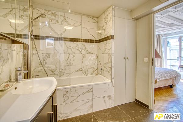 Paris 7ème rue du Bac Appartement 4 pièces 95.8 m² situé au 3ème étage sur cour avec chambre de service et cave €1 720 000 ** - Référence 25732