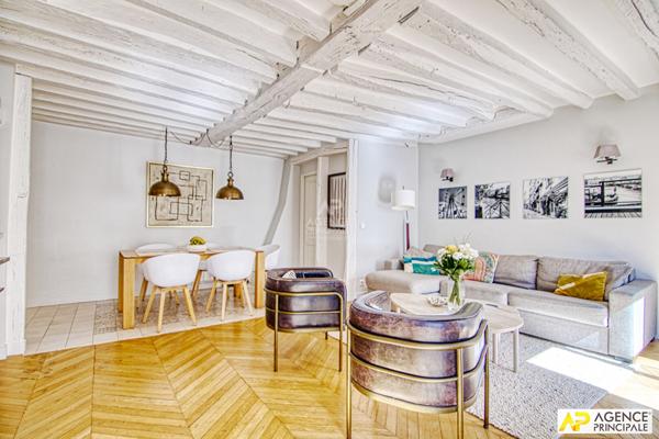 Paris 7ème rue du Bac Appartement 4 pièces 95.8 m² situé au 3ème étage sur cour avec chambre de service et cave €1 720 000 ** - Référence 25732