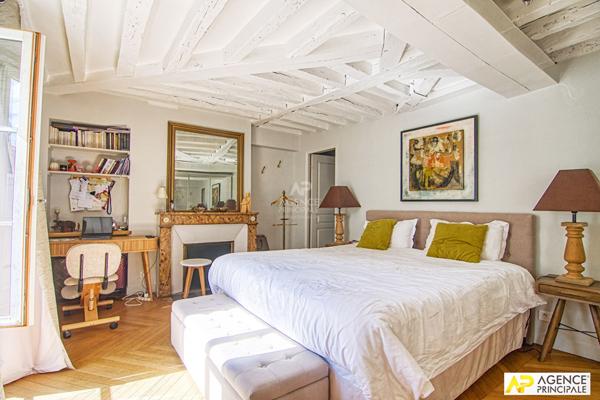 Paris 7ème rue du Bac Appartement 4 pièces 95.8 m² situé au 3ème étage sur cour avec chambre de service et cave €1 720 000 ** - Référence 25732