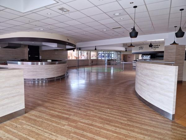 Local Commercial
        
        - 1752 m²