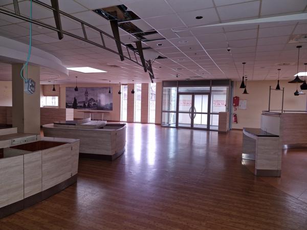 Local Commercial
        
        - 1752 m²