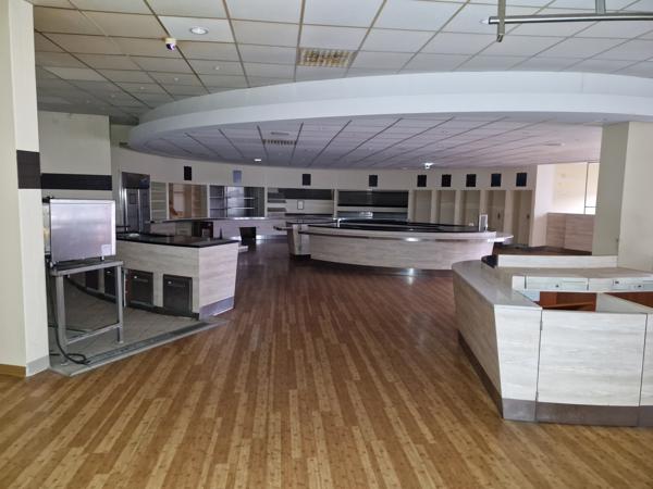 Local Commercial
        
        - 1752 m²