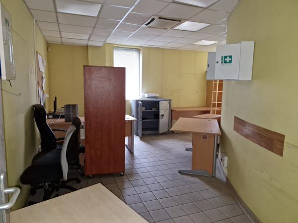 Local Commercial
        
        - 1752 m²