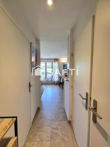 Appartement T2 avec terrasse dans résidence avec piscine à La Croix-Valmer : le parfait pied-à-terre entre mer et centre-ville !