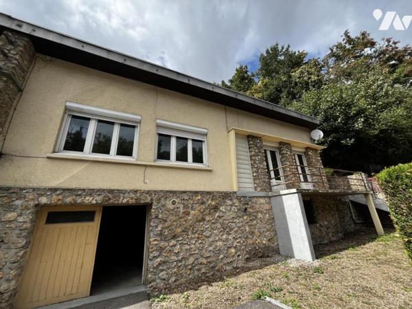 Maison mitoyenne édifiée sur soubassement en silex