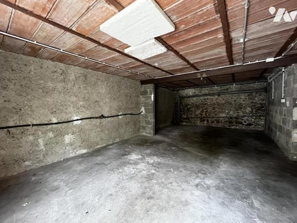 Maison mitoyenne édifiée sur soubassement en silex