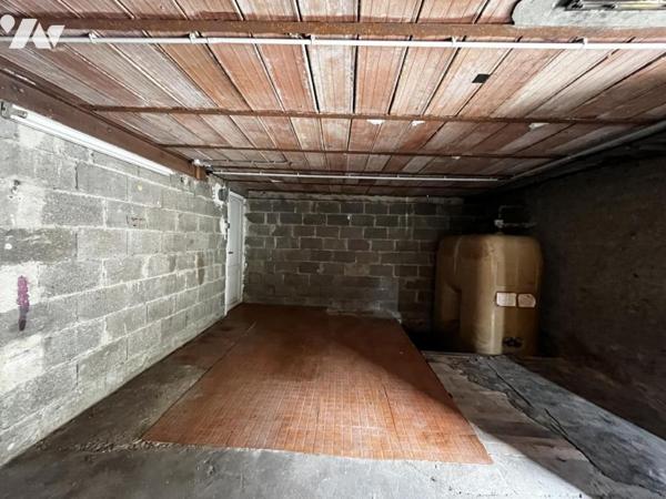 Maison mitoyenne édifiée sur soubassement en silex