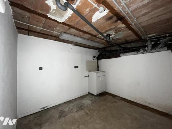 Maison mitoyenne édifiée sur soubassement en silex