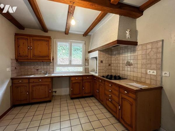 Maison mitoyenne édifiée sur soubassement en silex