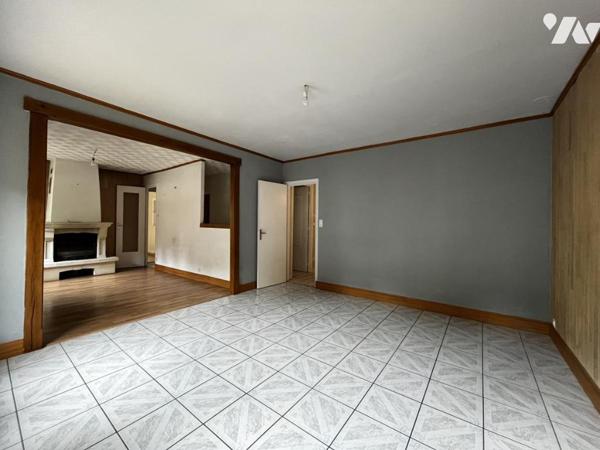 Maison mitoyenne édifiée sur soubassement en silex