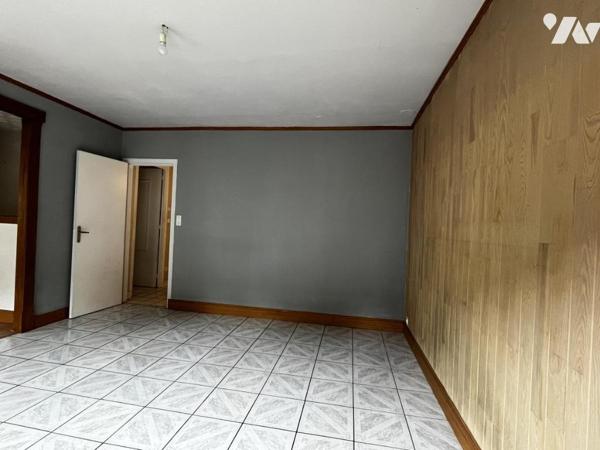 Maison mitoyenne édifiée sur soubassement en silex