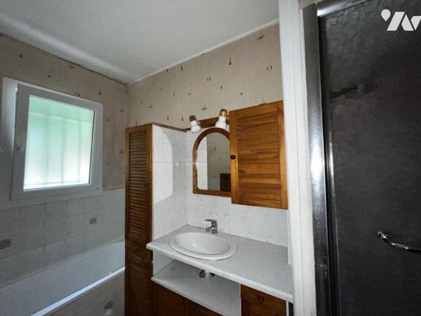 Maison mitoyenne édifiée sur soubassement en silex