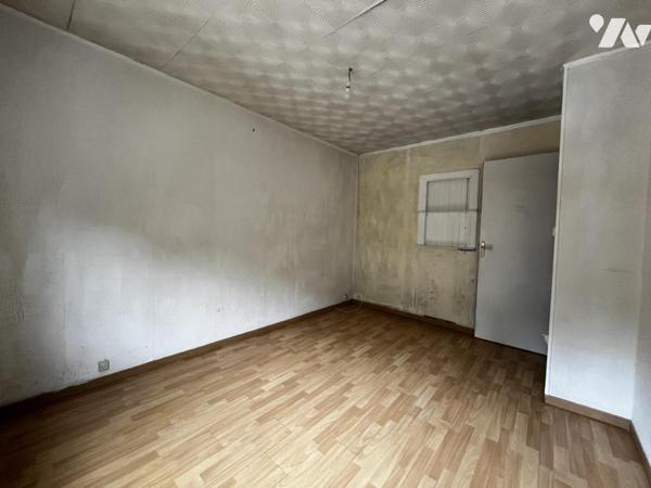 Maison mitoyenne édifiée sur soubassement en silex