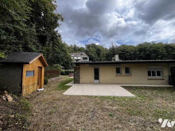 Maison mitoyenne édifiée sur soubassement en silex