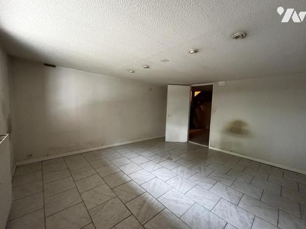 Maison mitoyenne édifiée sur soubassement en silex