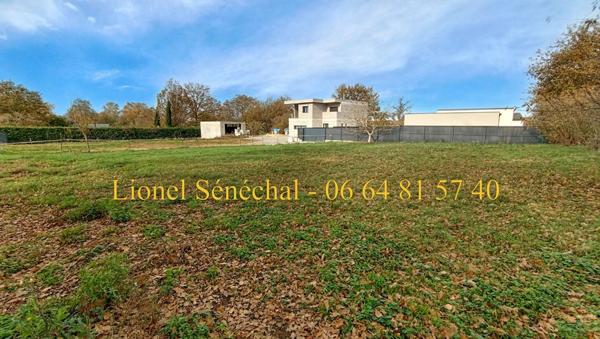 Terrain à bâtir entièrement plat et viabilisé de 824m2 à Joué l' Abbé hors lotissement