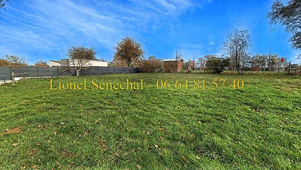 Terrain à bâtir entièrement plat et viabilisé de 824m2 à Joué l' Abbé hors lotissement