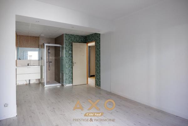 EXCLUSIVITE - MEYREUIL - MAISON DE VILLE - 113 M2 - T3 - GARAGE 80 M2 - CAVE - COUR - 380 000