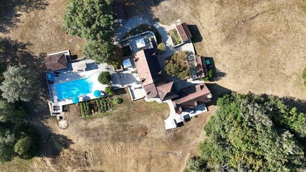 Domaine Gourdon avec piscine sur 13.5 hectares de terrain