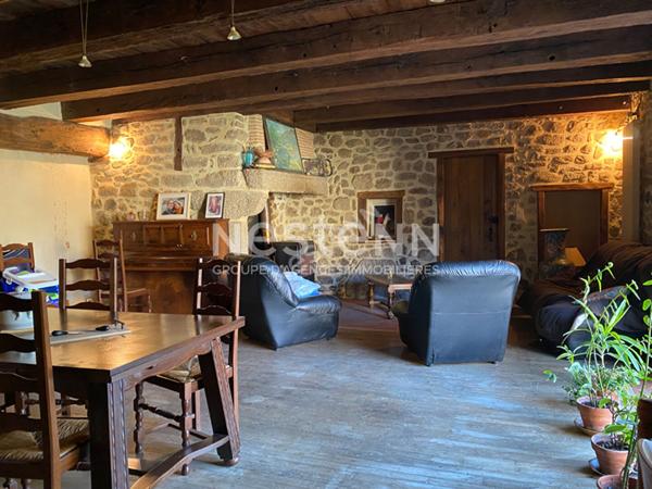 Charmante maison atypique avec grange a Saint-Estephe, proche de l etang au calme