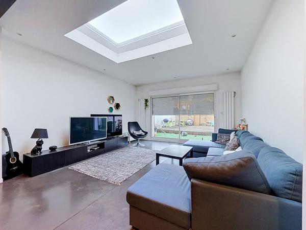 SUPERBE MAISON DE VILLE SANS TRAVAUX – SÉJOUR 41M² & EXTÉRIEUR SANS VIS-À-VIS (ROUBAIX)