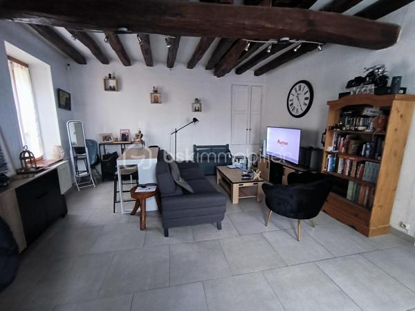 Maison de ville idéalement située au cœur de Soucy, à proximité immédiate de toutes les commodités.

Cette maison se compose au rez-de-chaussée d’une agréable pièce de vie, d’une cuisine, d’une chambre, d’une salle d’eau avec WC, ainsi que d’une buanderie et d’un dressing. Un garage complète ce niveau.

À l’étage, vous découvrirez une pièce palière en enfilade pouvant faire office de chambre ou d’espace bureau, une pièce d’eau avec WC ainsi qu’une chambre avec placard intégré.

Une maison fonctionnelle offrant de belles possibilités, idéale pour un premier achat, un investissement locatif ou une petite famille.
Tout à l'égout
Fibre optique