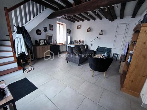 Maison de ville idéalement située au cœur de Soucy, à proximité immédiate de toutes les commodités.

Cette maison se compose au rez-de-chaussée d’une agréable pièce de vie, d’une cuisine, d’une chambre, d’une salle d’eau avec WC, ainsi que d’une buanderie et d’un dressing. Un garage complète ce niveau.

À l’étage, vous découvrirez une pièce palière en enfilade pouvant faire office de chambre ou d’espace bureau, une pièce d’eau avec WC ainsi qu’une chambre avec placard intégré.

Une maison fonctionnelle offrant de belles possibilités, idéale pour un premier achat, un investissement locatif ou une petite famille.
Tout à l'égout
Fibre optique
