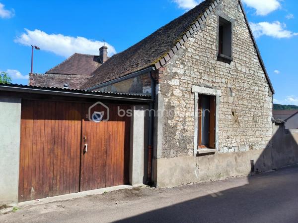 Maison de ville idéalement située au cœur de Soucy, à proximité immédiate de toutes les commodités.

Cette maison se compose au rez-de-chaussée d’une agréable pièce de vie, d’une cuisine, d’une chambre, d’une salle d’eau avec WC, ainsi que d’une buanderie et d’un dressing. Un garage complète ce niveau.

À l’étage, vous découvrirez une pièce palière en enfilade pouvant faire office de chambre ou d’espace bureau, une pièce d’eau avec WC ainsi qu’une chambre avec placard intégré.

Une maison fonctionnelle offrant de belles possibilités, idéale pour un premier achat, un investissement locatif ou une petite famille.
Tout à l'égout
Fibre optique