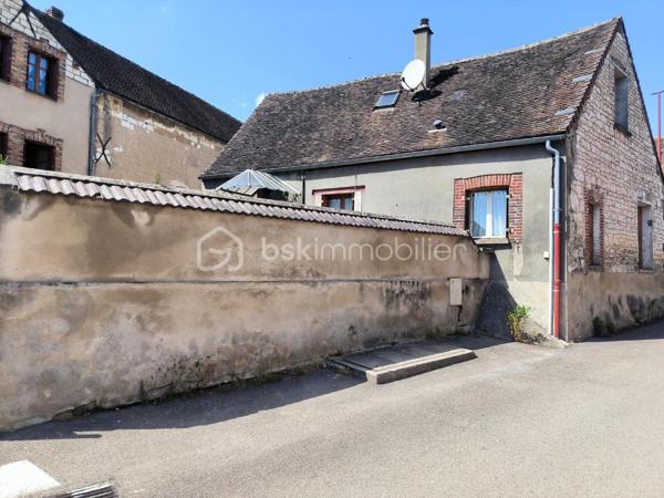 Maison de ville idéalement située au cœur de Soucy, à proximité immédiate de toutes les commodités.

Cette maison se compose au rez-de-chaussée d’une agréable pièce de vie, d’une cuisine, d’une chambre, d’une salle d’eau avec WC, ainsi que d’une buanderie et d’un dressing. Un garage complète ce niveau.

À l’étage, vous découvrirez une pièce palière en enfilade pouvant faire office de chambre ou d’espace bureau, une pièce d’eau avec WC ainsi qu’une chambre avec placard intégré.

Une maison fonctionnelle offrant de belles possibilités, idéale pour un premier achat, un investissement locatif ou une petite famille.
Tout à l'égout
Fibre optique
