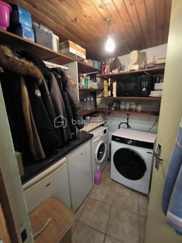 Maison de ville idéalement située au cœur de Soucy, à proximité immédiate de toutes les commodités.

Cette maison se compose au rez-de-chaussée d’une agréable pièce de vie, d’une cuisine, d’une chambre, d’une salle d’eau avec WC, ainsi que d’une buanderie et d’un dressing. Un garage complète ce niveau.

À l’étage, vous découvrirez une pièce palière en enfilade pouvant faire office de chambre ou d’espace bureau, une pièce d’eau avec WC ainsi qu’une chambre avec placard intégré.

Une maison fonctionnelle offrant de belles possibilités, idéale pour un premier achat, un investissement locatif ou une petite famille.
Tout à l'égout
Fibre optique